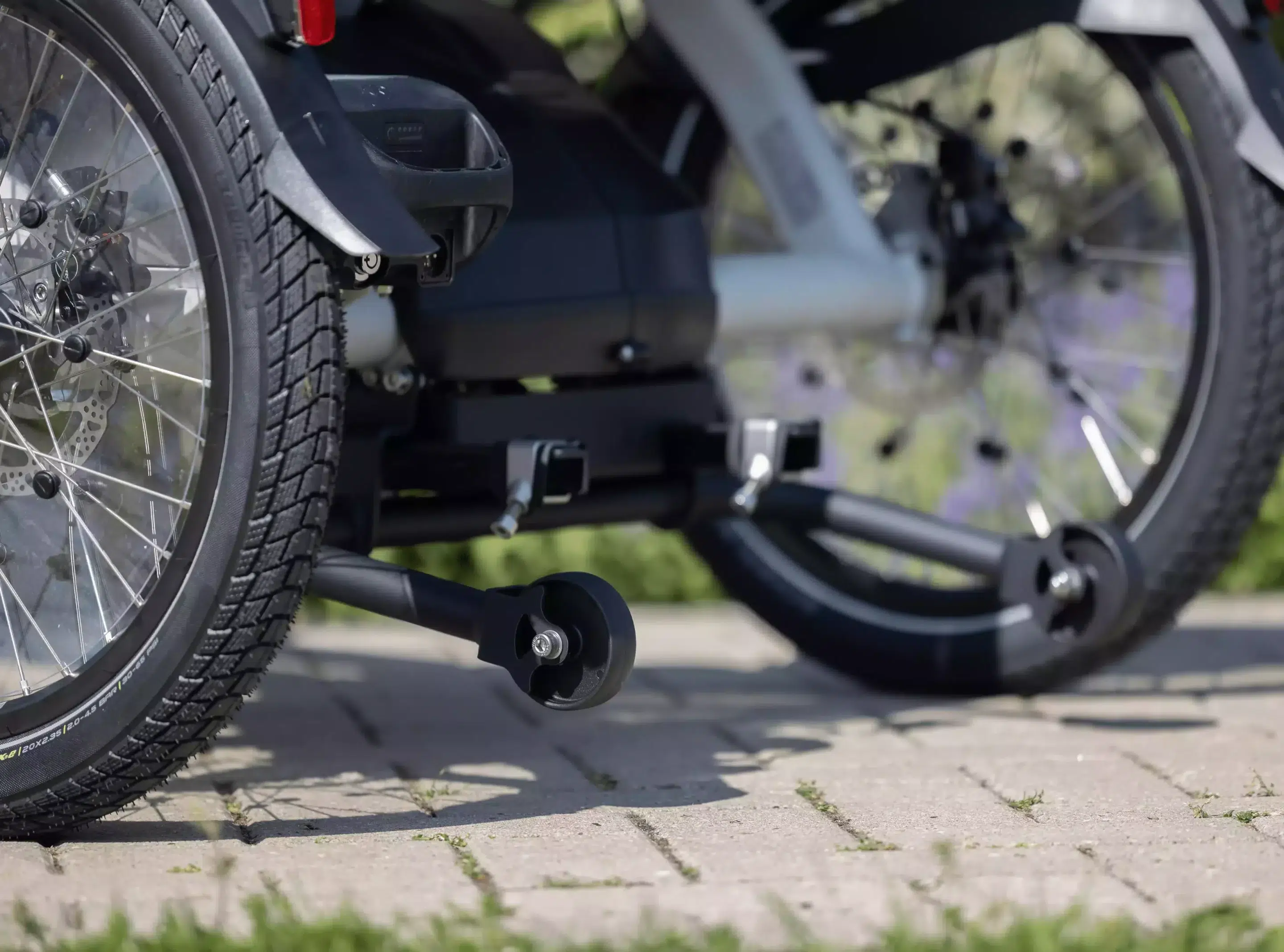 Tandem côte à côte_Roues anti-basculement à l'arrière